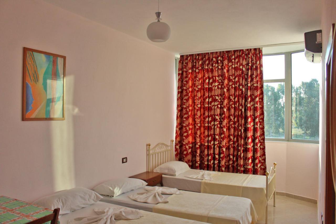 Risus Hotel Golem  Exterior foto